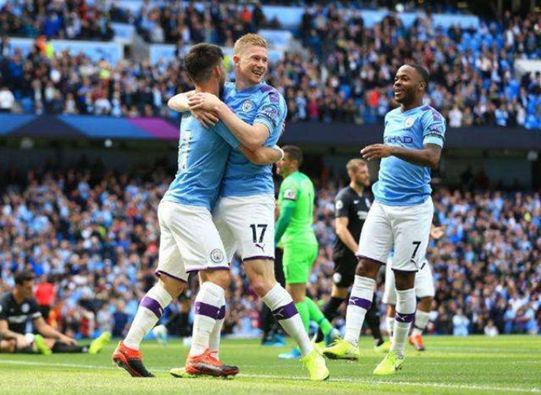 王飞获双料推广人奖，推动中国拳击发展，助力职业拳击繁荣。（王飞荣获双料推广人称号，助推中国拳击发展与职业拳击繁荣）