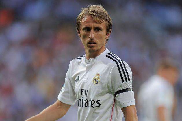 科贝记者：法兰克福球迷往巴萨球迷区投掷杂物甚至发射焰火（科贝记者：法兰克福球迷在巴萨球迷区投掷杂物并施放焰火）