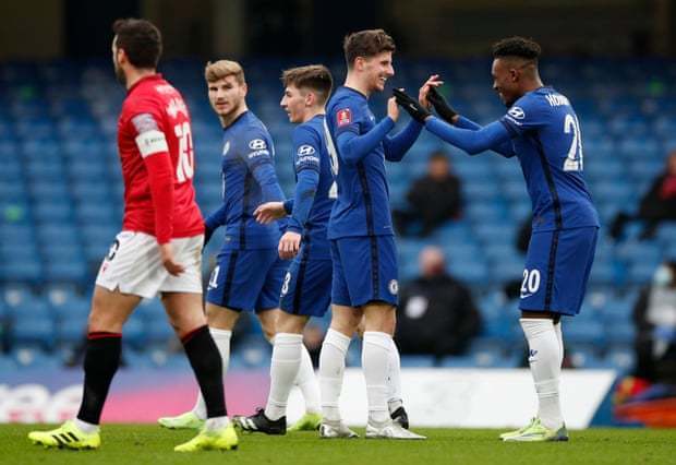 球星再度超神发挥（巨星再度神勇爆发）